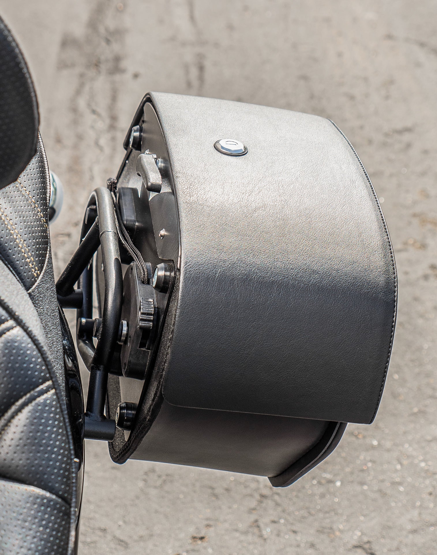 28L - Baelor Medium Quick Mount Suzuki Boulevard M109 VZR1800 Motorcycle Saddlebags - Image 5