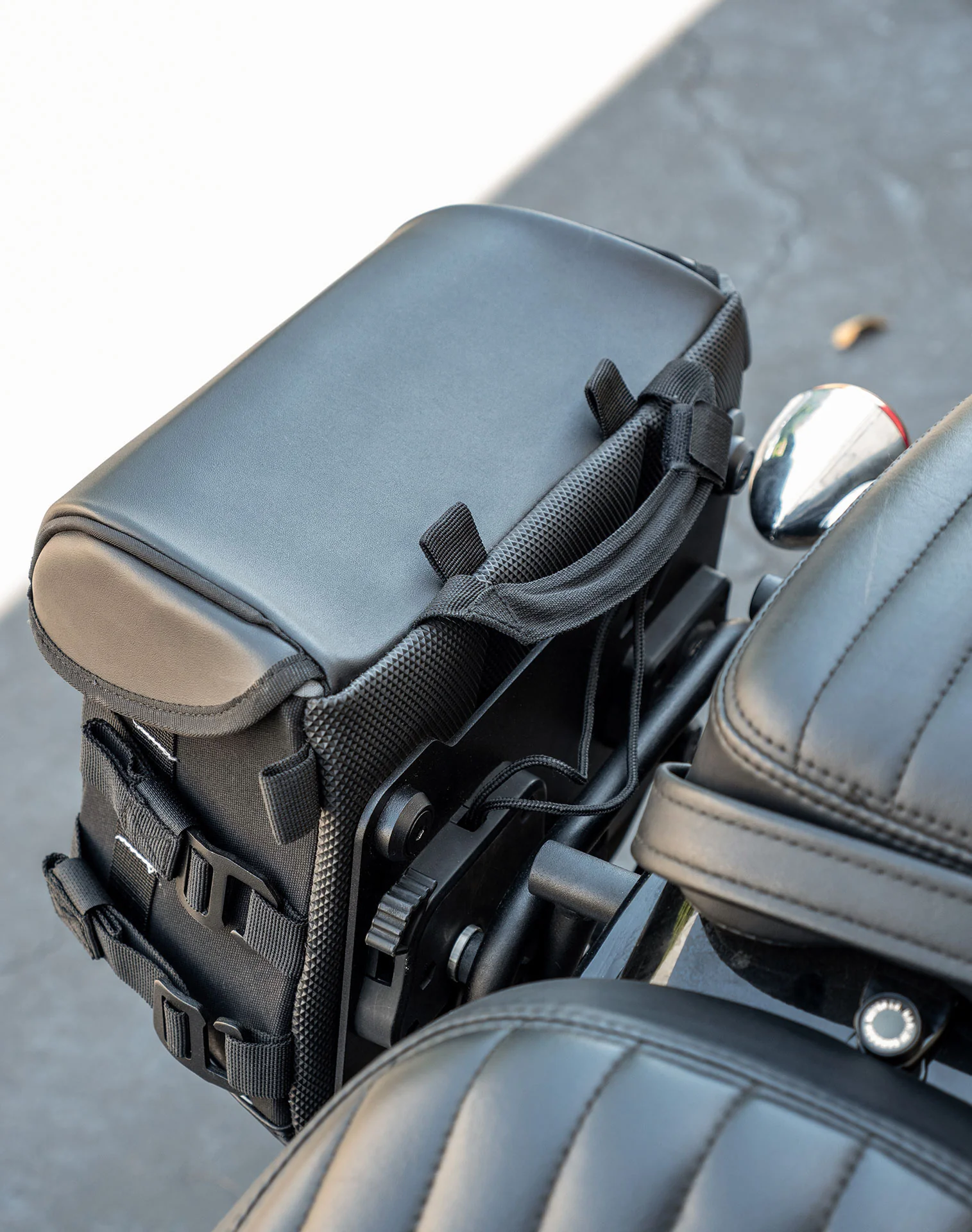 10L - Incognito Quick Mount Small Solo Motorcycle Saddlebag (Right Only) for Harley Softail Standard FXST - Image 5