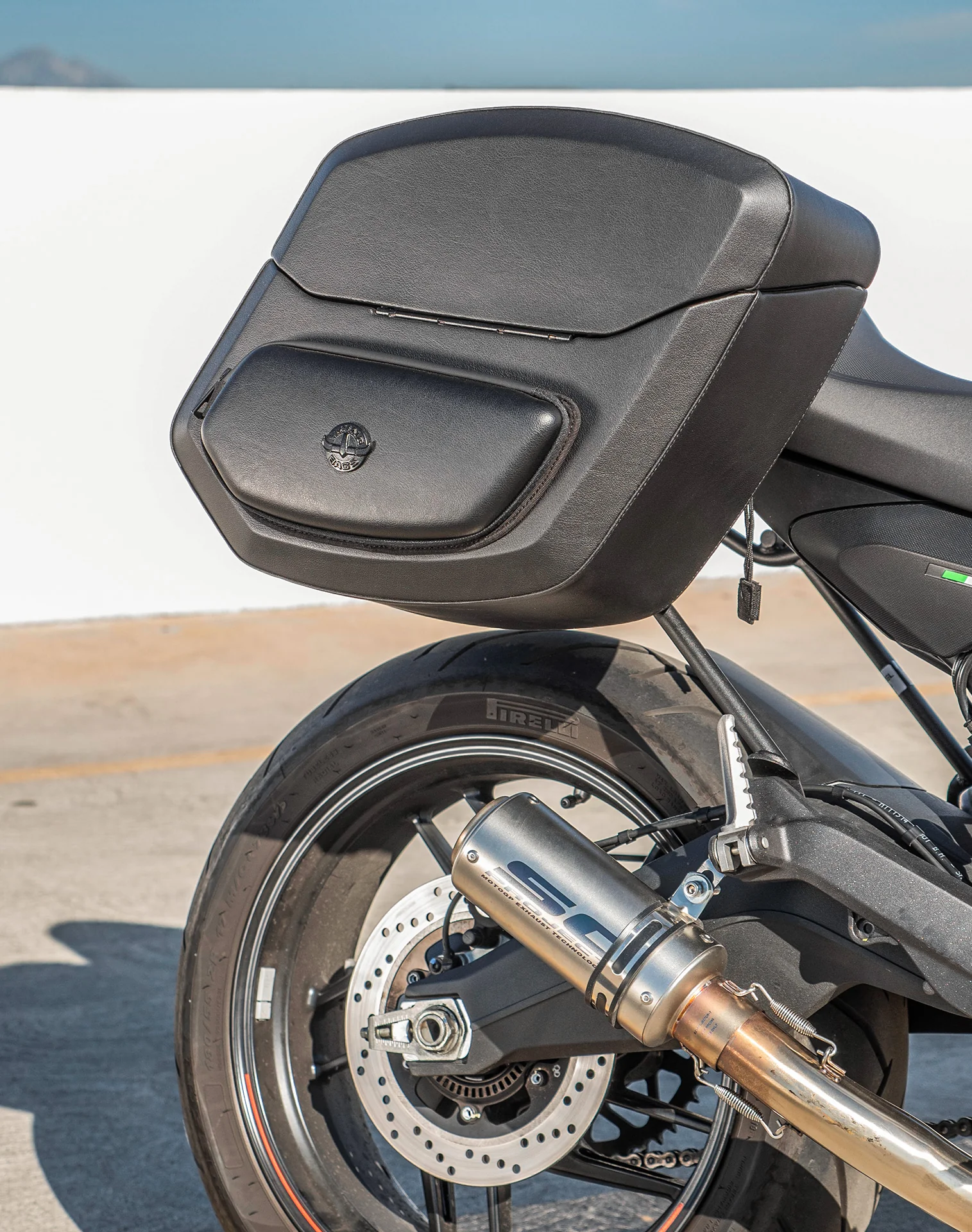 24L - Ironclad Quick-Mount Medium Ducati Monster 797 Leather Wrapped Hard Saddlebags - Image 4