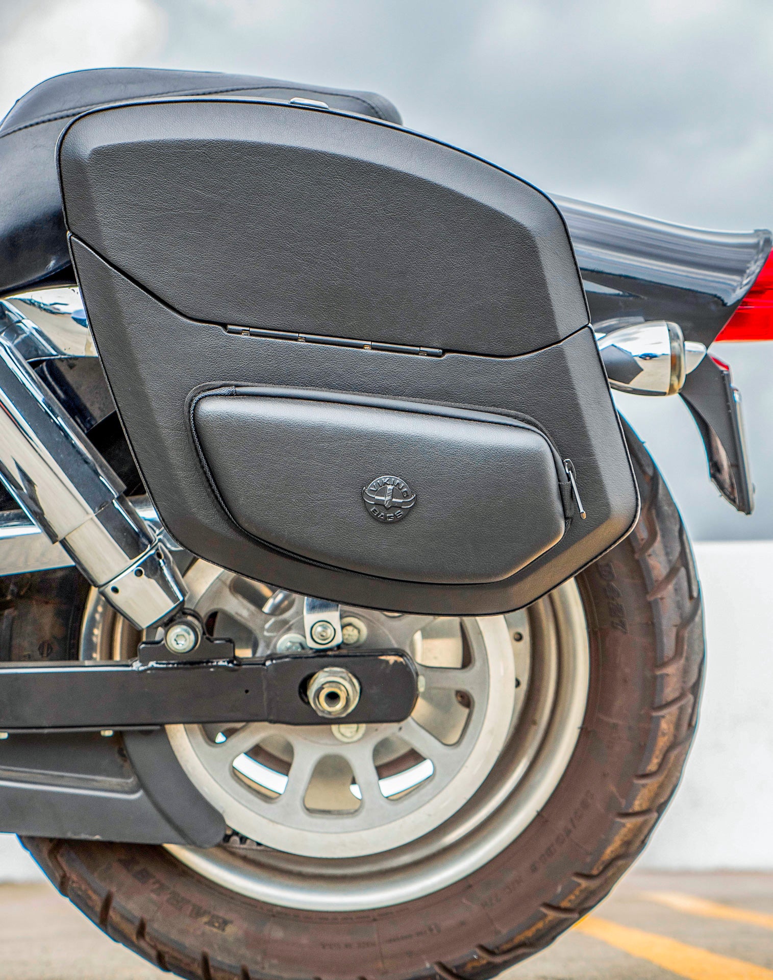 24L - Ironclad Quick-Mount Medium Harley Dyna Fat Bob FXDF Leather Wrapped Hard Saddlebags - Image 4