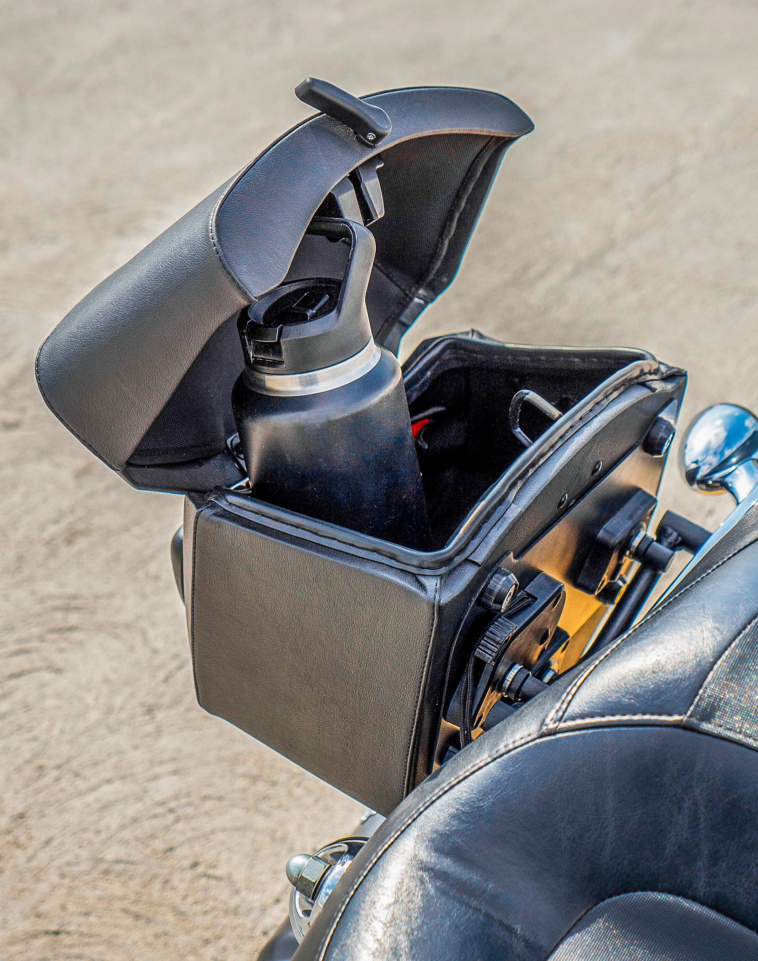 24L - Ironclad Quick-Mount Medium Harley Dyna Fat Bob FXDF Leather Wrapped Hard Saddlebags - Image 6