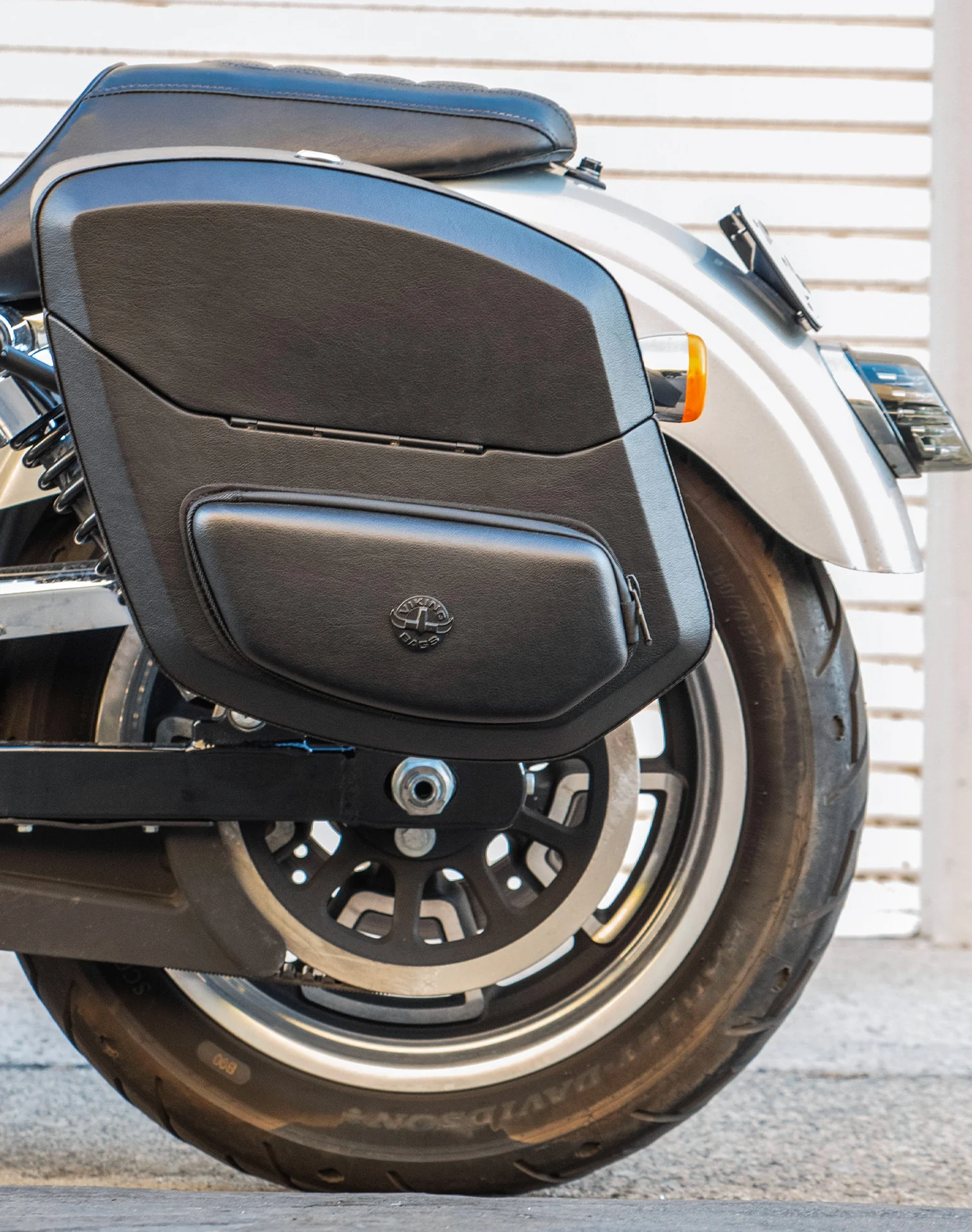 24L - Ironclad Quick-Mount Medium Harley Dyna Low Rider FXDL Leather Wrapped Hard Saddlebags - Image 4