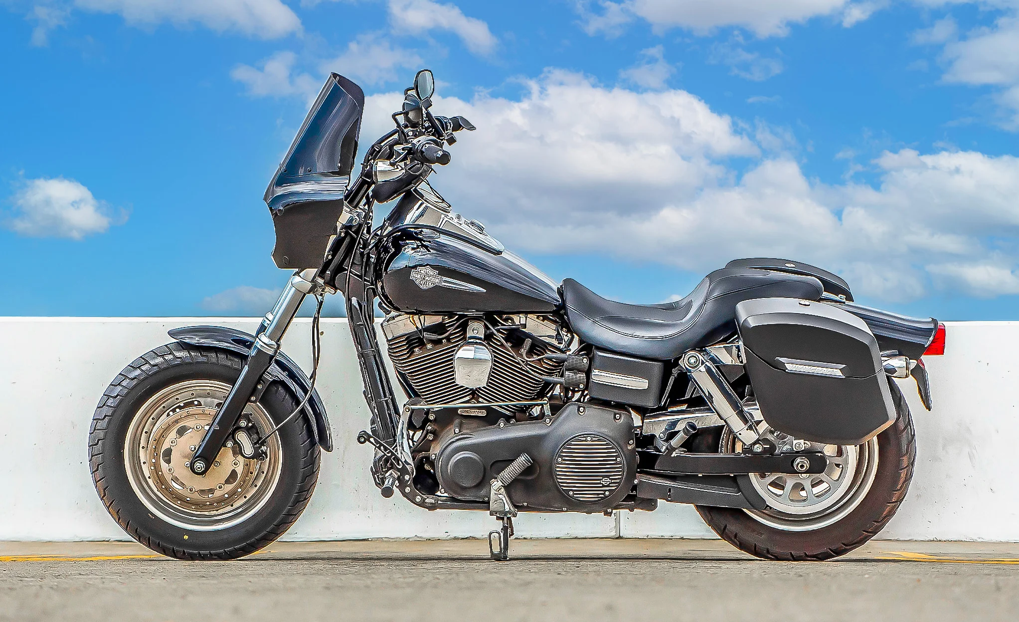 24L - Ironclad Quick-Mount Medium Harley Dyna Fat Bob FXDF Matte Hard Saddlebags - Image 2