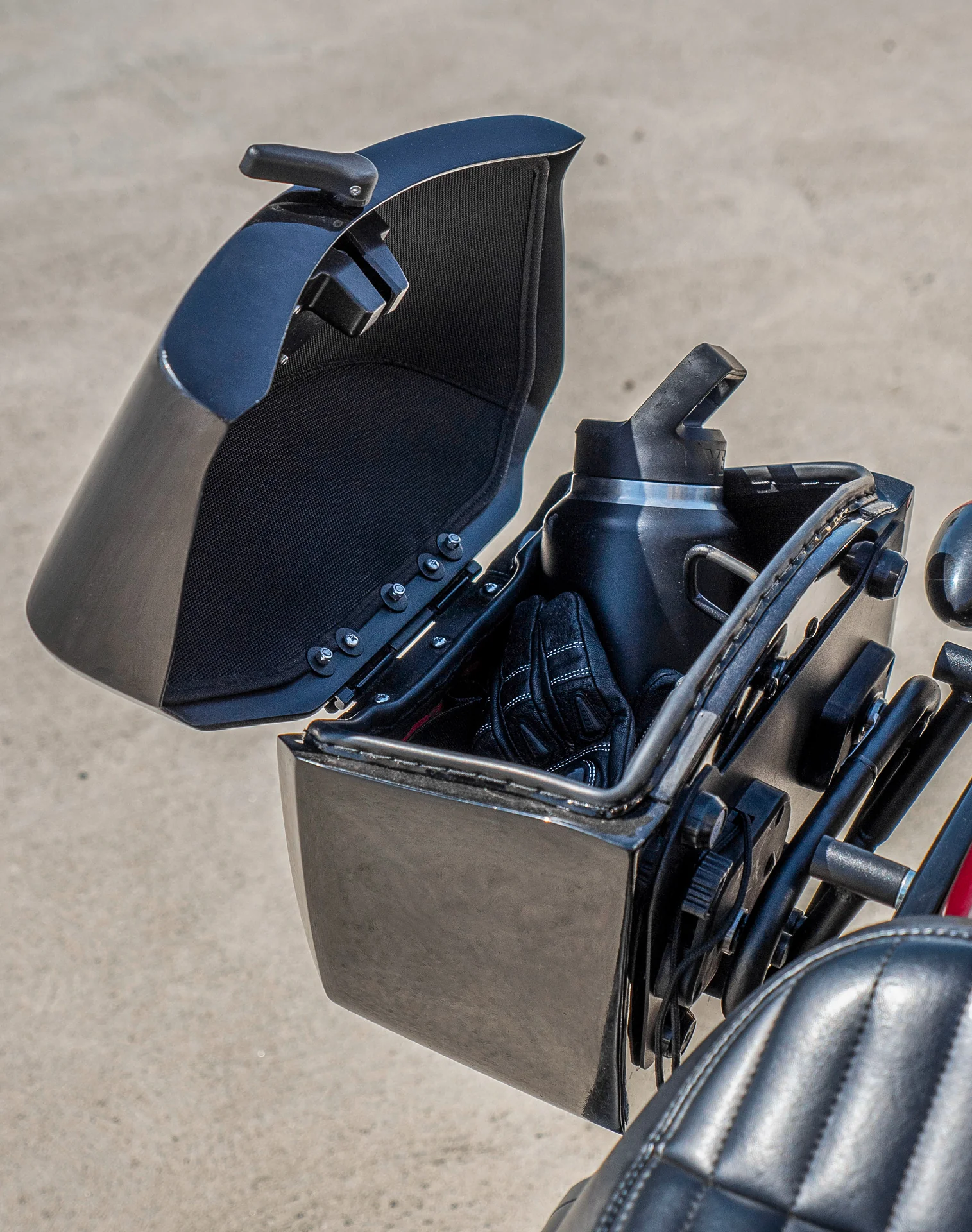 24L - Ironclad Quick-Mount Medium Harley Softail Standard FXST Painted Hard Saddlebags - Image 7