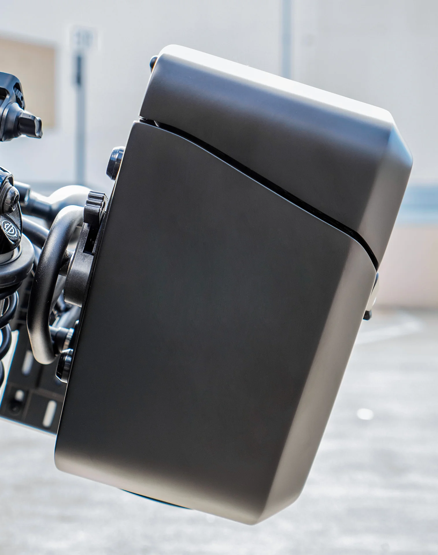 24L - Ironclad Quick-Mount Medium Indian Chief Matte Hard Saddlebags - Image 5