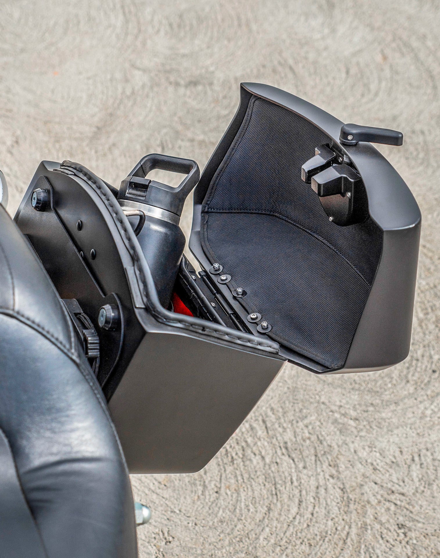 24L - Ironclad Quick-Mount Medium Indian Super Chief Matte Hard Saddlebags - Image 6