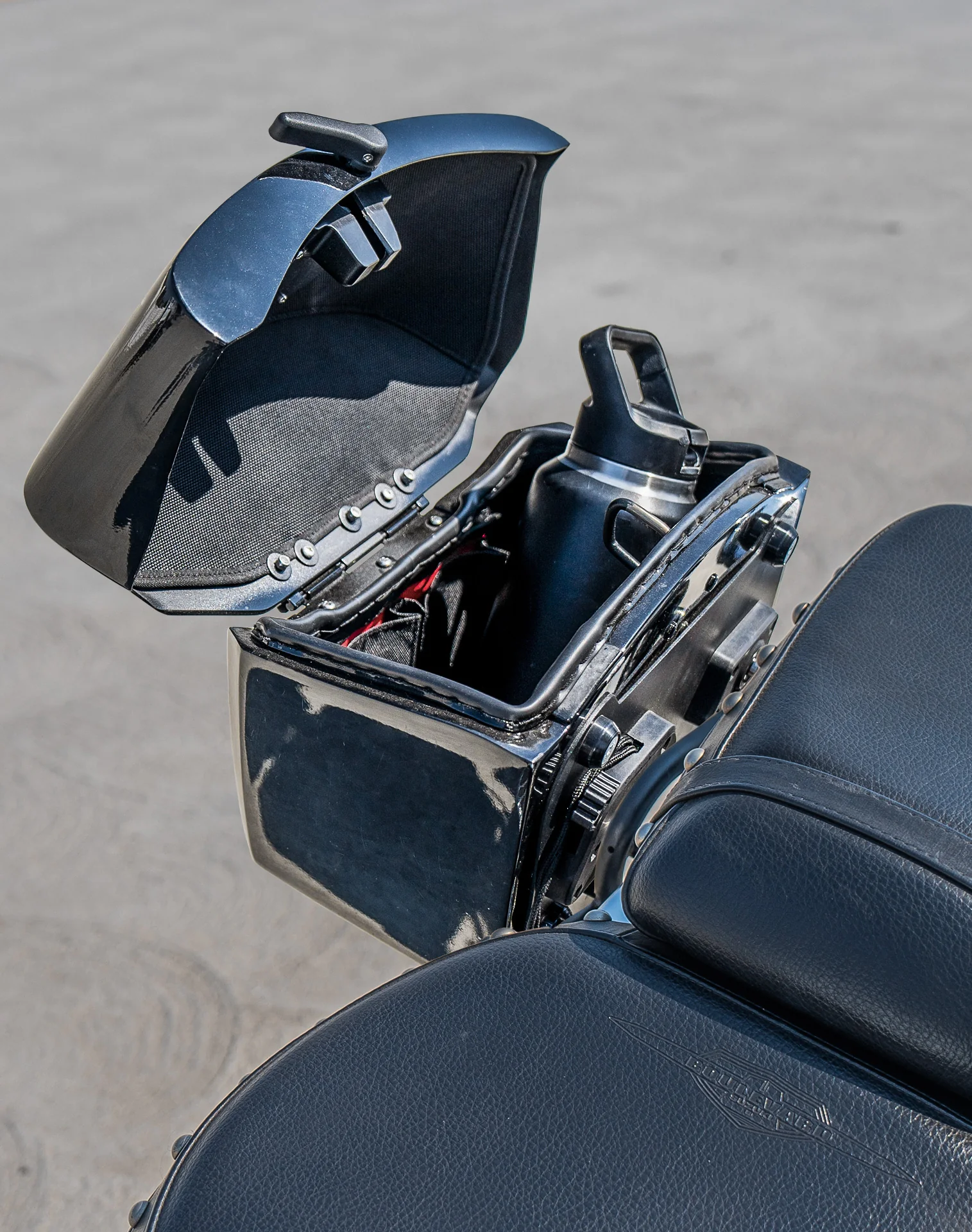 24L - Ironclad Quick-Mount Medium Suzuki Boulevard C50 VL800 Painted Hard Saddlebags - Image 6
