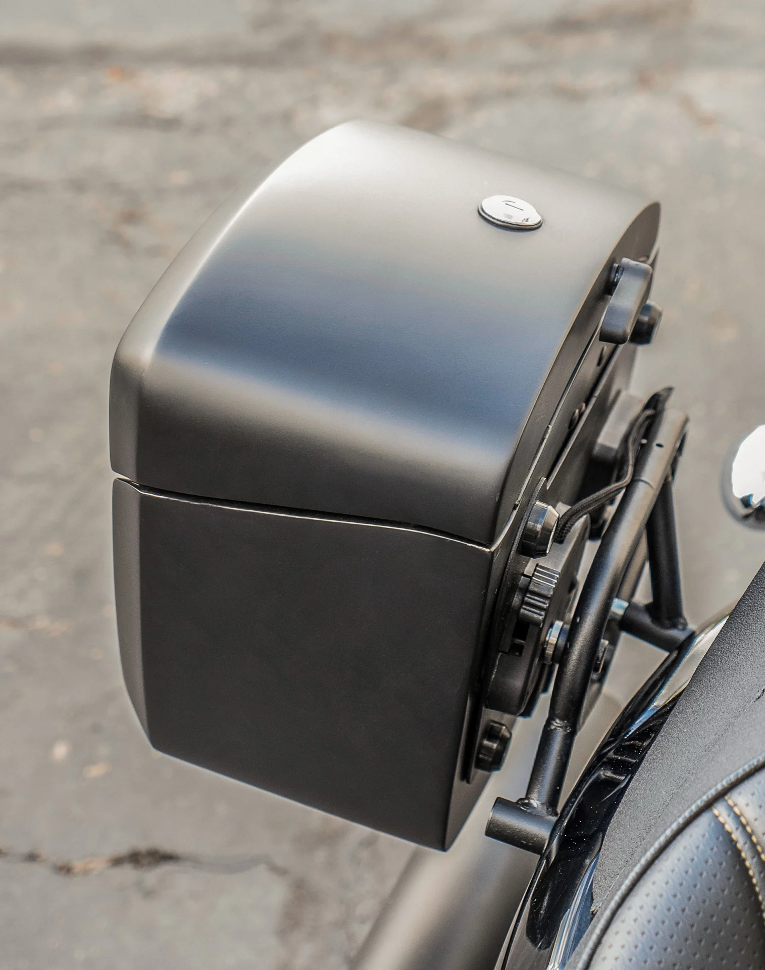 24L - Ironclad Quick-Mount Medium Suzuki Boulevard M109 VZR1800 Matte Hard Saddlebags - Image 5