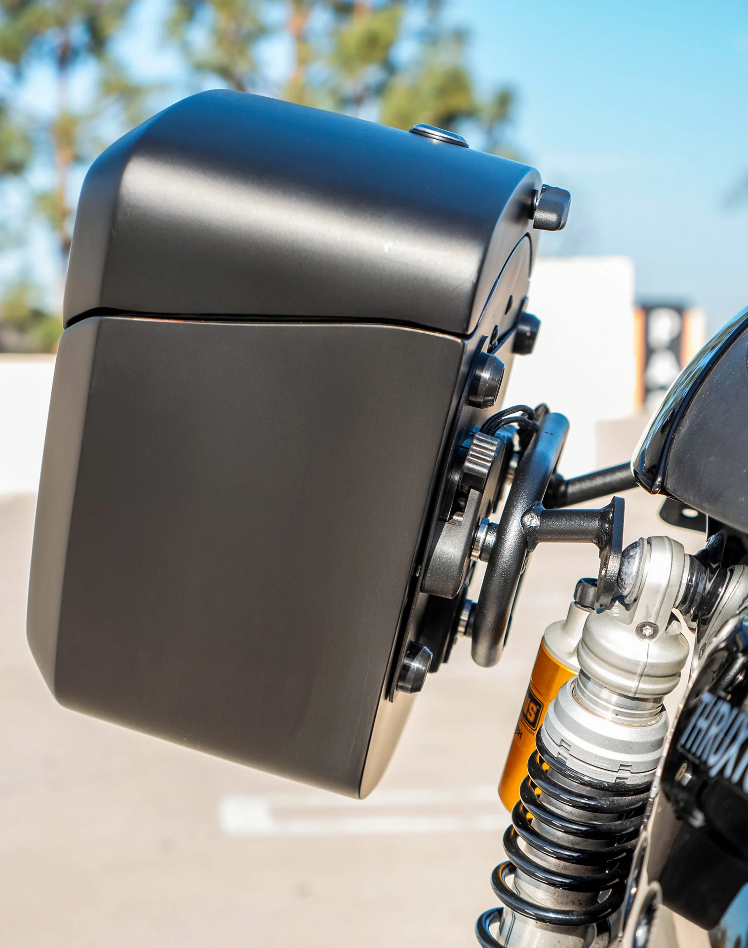 24L - Ironclad Quick-Mount Medium Triumph Thruxton RS Matte Hard Saddlebags - Image 5