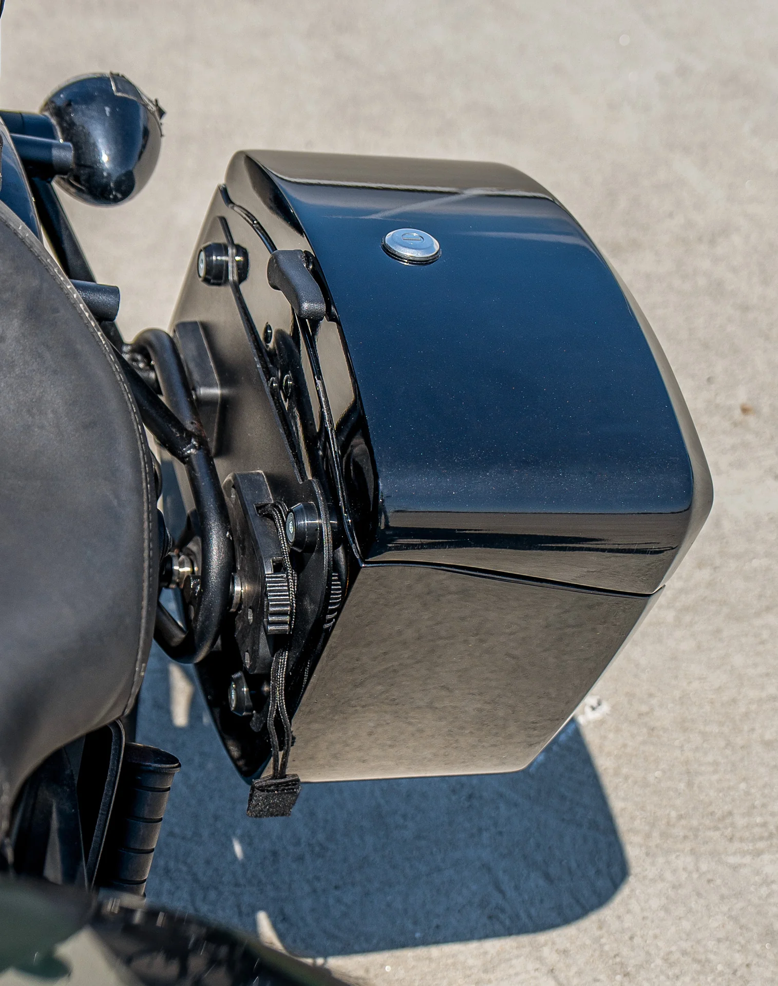 24L - Ironclad Quick-Mount Medium Yamaha Bolt Specific Painted Hard Saddlebags - Image 5