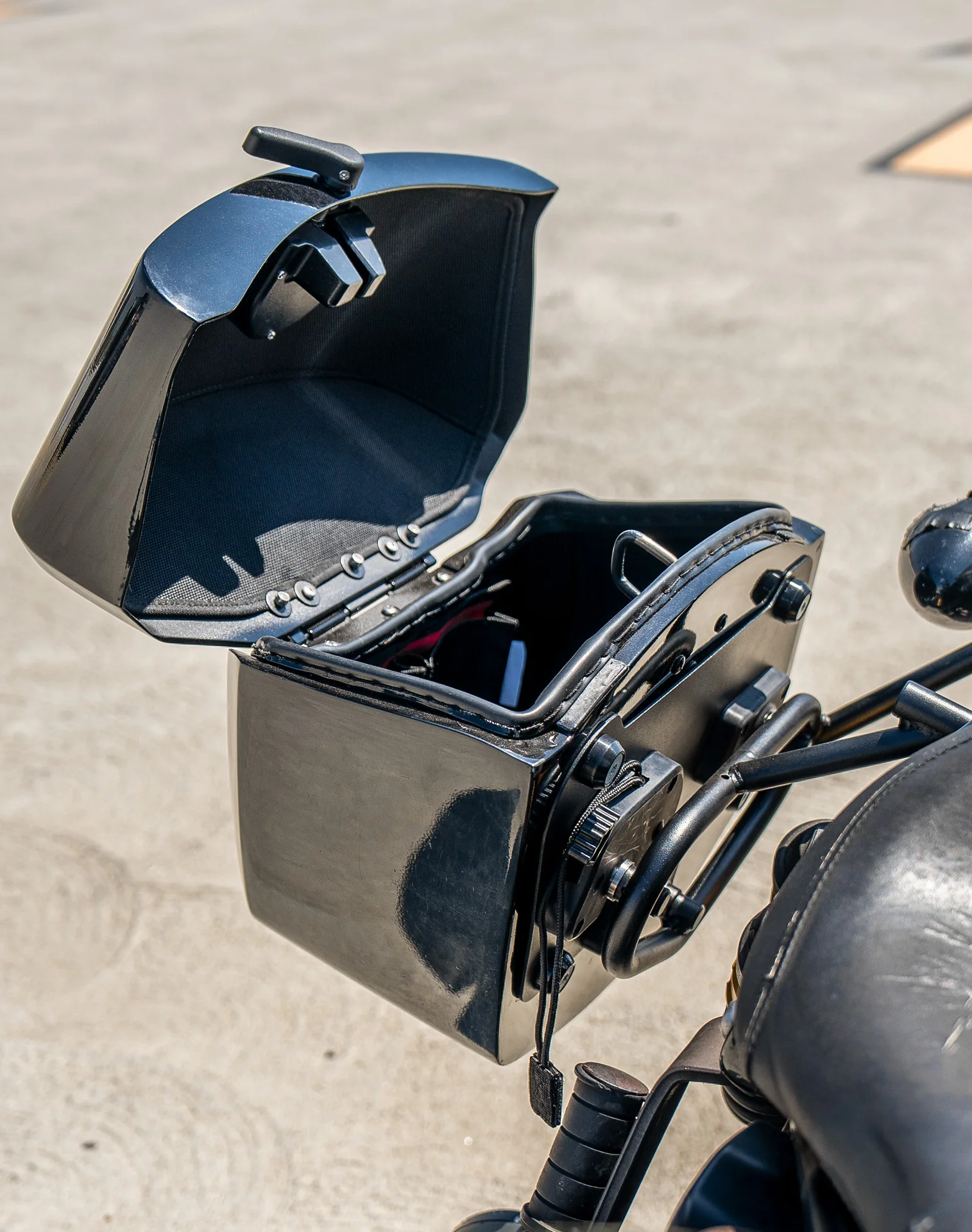 24L - Ironclad Quick-Mount Medium Yamaha Bolt Specific Painted Hard Saddlebags - Image 6