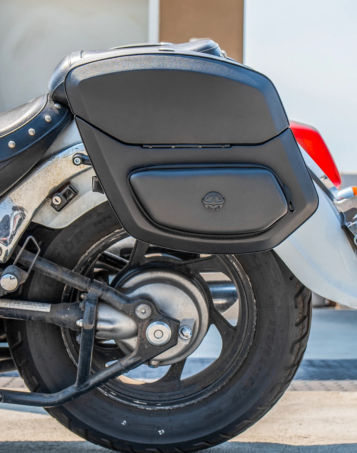 24L - Ironclad Quick-Mount Medium Suzuki Boulevard C50 VL800 Leather Wrapped Hard Saddlebags - Image 4